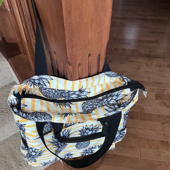 Water resistant beach bag/tote with Zipper. - Picture 8 of 12